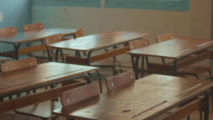 Aulas vacías con escritorios de madera