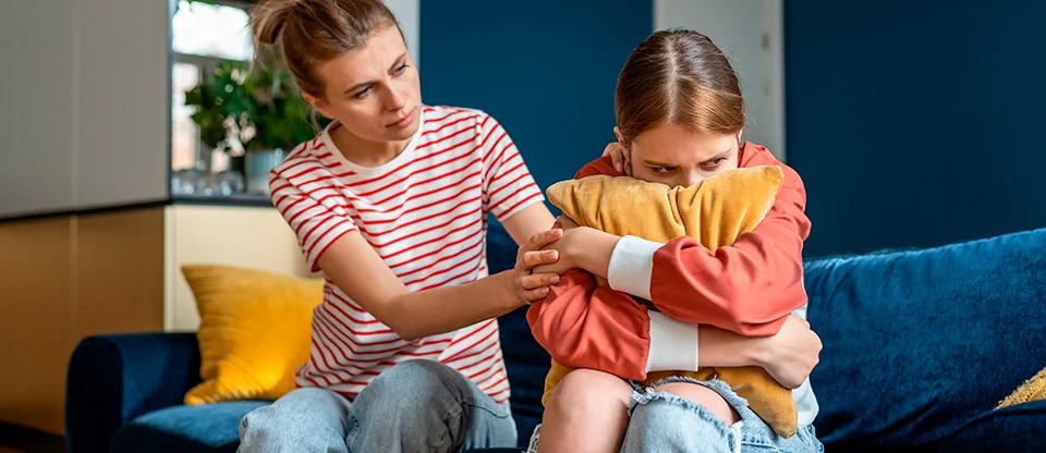 Madre preocupada de la niña