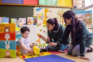 Parvularias cuidando a niño