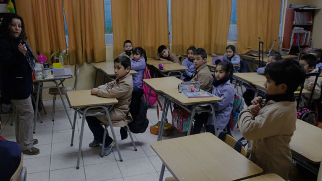 Clase con niños en un aula.