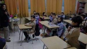 Clase con niños en un aula.