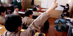 Estudiantes en clase levantando manos.