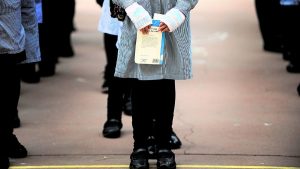Niña con libro en fila