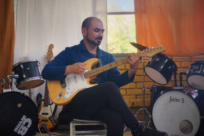 persona tocando guitarra