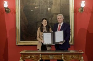 Más de 880 establecimientos educacionales de la región podrían dejar atrás el sistema de “Tombolita”