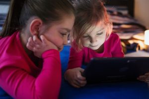 Vacaciones de invierno: el exceso de pantallas puede dificultar el regreso a clases de los niños